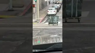 Тележка для белья, убежавшая от посторонних глаз, врезалась в припаркованный автомобиль на улице ...
