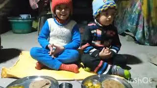 Desi style chulhe pe bna bajre ki roti aur sabji khaye Nitya aur Aarav 