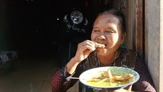 SEBELUM BERANGKAT REWANG DI MAK DAMIS ,SARAPAN DULU BERSAMA LONTONG OPOR