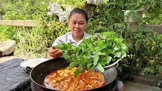 今天做了一锅香辣牛肠，配着一盆蔬菜吃到饱 Make a pot of spicy beef sausage, which is delicious with vegetables