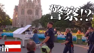 【海外ストリートピアノ】警察が通った後に意外な来客が！？夕暮れ時のウィーンヴォティーフ教会！【海の上のピアニスト】
