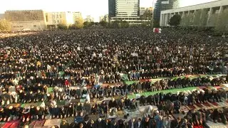 Tiranë/ Falja e Namazit të Fitër Bajramit në sheshin “Skënderbej” ( 21 prill 2023 )
