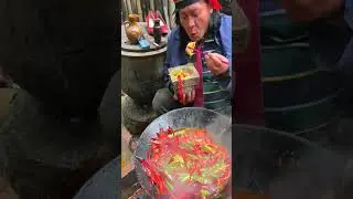 An old chef cooking delicious chili soup with pig legs #cooking#mukbang#asmr#viral#USA #part2