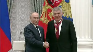 Владимир Путин наградил Ара Абрамяна