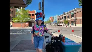 Cecilia is twisting Balloons for Summer In the Streets. Tips are very well appreciated!