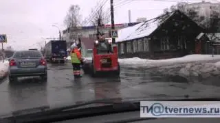 Обычный дождливый день в Твери. Самое время ремонтировать дорогу!