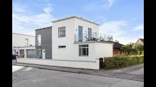 Arkitektritat stenhus p&aring; frik&ouml;pt tomt