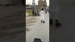 talha skater on road😤🤣 #skating #road #reaction #youtubeshorts #viralshorts #shortsvideo #shorts