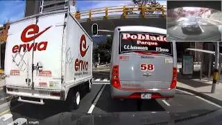 Bus Poblado 27Jun15 No para en los paraderos y bloquea el semaf
