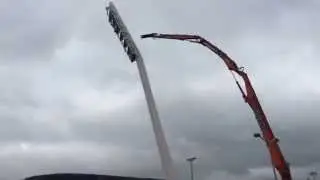 Abriss Hanappi-Stadion: So f&auml;llt ein Flutlichtmast