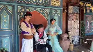 Sam meets Aladdin & Jasmine for a chat & pictures in the Magic Kingdom @onthatnote 