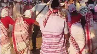 संस्कृति सभ्यता प्रस्तुत करते हुए।