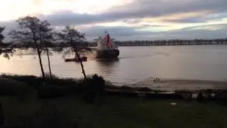 Tanker wird auf der Elbe von Schleppern gedreht.