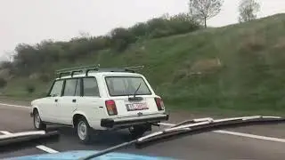 Lada 2104 Lada Kombi auf der Autobahn