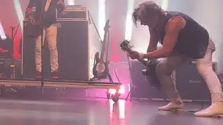 Collective Soul guitarists get into dueling  1/2 split stances #collectivesoul #deanroland