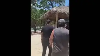 Fernando Villalona sorprende a músicos tocando su música en una playa de Puerto Plata
