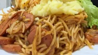 Meu almoço de hoje macarrão com linguiça calabresa bolo batata salada de alface 🥬 