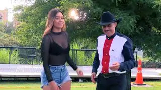 ELLA SABE LO QUE TIENE AHI NICOLAS MUÑOZ