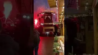 🎄🚜 Sc&egrave;ne surr&eacute;aliste : une moissonneuse-batteuse traverse un march&eacute; de No&euml;l #humour #sora2