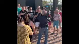 Wolter Kroes feest met Dolfijn Vakanties reizigers