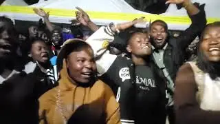 VIJANA WAKATOLIKI WAKISHEREHEKEA MAPOKEZI KATIKA KONGAMANO LA SITA KITAIFA JIMBO KUU KATOLIKI MBEYA