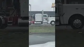 Good looking Flat Top #pete pulling a tanker #trucking #semi #trucker #tankeryanker