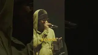 Макка Би исполнил свою вирусную песню о фастфуде вживую на фестивале Goa Sunsplash 2026.