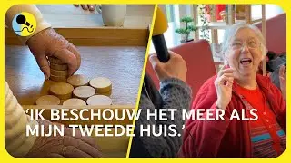 Stadsreporters sjoelen bij het Leger des Heils in Noord