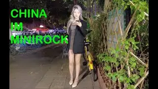 China in „Minirock & Hot Pants“