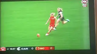 AFL TRAINING - GOLD COAST CENTER BOUNCE