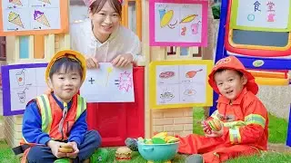 Feng Feng Plays Ring Toss and Wins Dino Battle Cars for Mom!