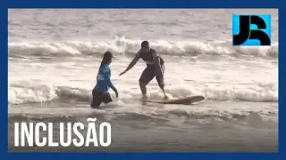 Maior escola p&uacute;blica de surfe adaptado do pa&iacute;s retoma as aulas em Santos (SP)