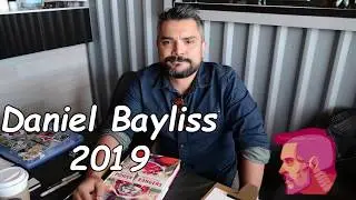 Daniel Bayliss en The Cave dibujando a spider-man