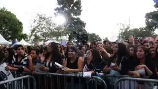 Erik Antonio cantando en el Jugueton 2013 de Azteca America
