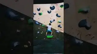 easy red one - boulderproblem / #sportclimbing#art #climbing_lovers#boulder #indoorclimbing#fitness
