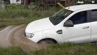 Parque 4x4 - Vadeo con barro en Ranger