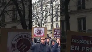 🚨 PANCARTES &laquo; JEUNE GARDE TERRORISTE &raquo; D&Eacute;PLOY&Eacute;ES LORS DE L&rsquo;HOMMAGE &Agrave; PARIS