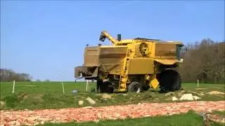 Washing a combine harvester: time-lapse