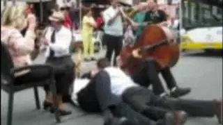 THe Happy Pals New Orleans Jazz Band stop traffic in Davos