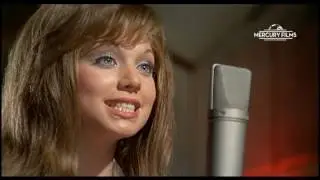 Karina cantando 