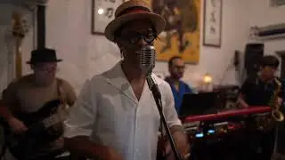 Living room concert no.388 - Phil D & The Band