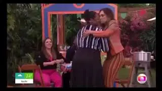 V&Iacute;DEO: Apresentadora &eacute; criticada por mandar convidada negra levantar para servir cocadas