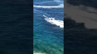 Gommone si schianta tra gli scogli in Costa Smeralda Sardegna cosa ne pensate? 😅🫣