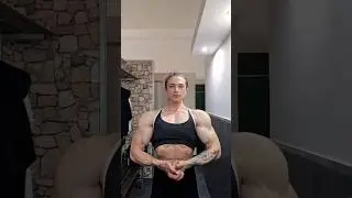 Sexy female bodybuilder shows her huge muscular arms - Anna Cicerelli