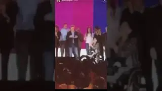 Macri no sab&iacute;a que hacer con el micr&oacute;fono tras su discurso hasta que apareci&oacute; Michetti