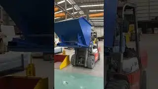 Self-unloading waste trash can