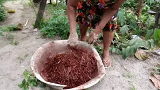 COMO ARTESÃ TINGE A FIBRA DO BURITIR