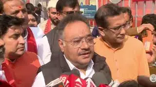 সিমলা স্ট্রিট-এ স্বামীজীর মূর্তিতে মাল্যদান ও শ্রদ্ধার্ঘ্য নিবেদন করছেন I  শমীক ভট্টাচার্য্য