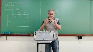Por que 1 Lâmpada Queimada Apaga Tudo? (Associação em Série na Prática para o ENEM/Vestibular)