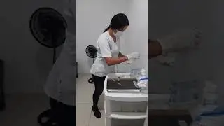 práctica de inyectologia intramuscular.. se puede ver que el paciente contrae el músculo